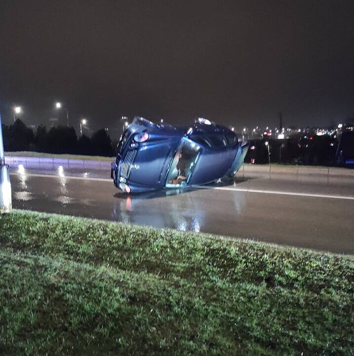 Prie Varnių tilto apsivertė „Mercedes-Benz“