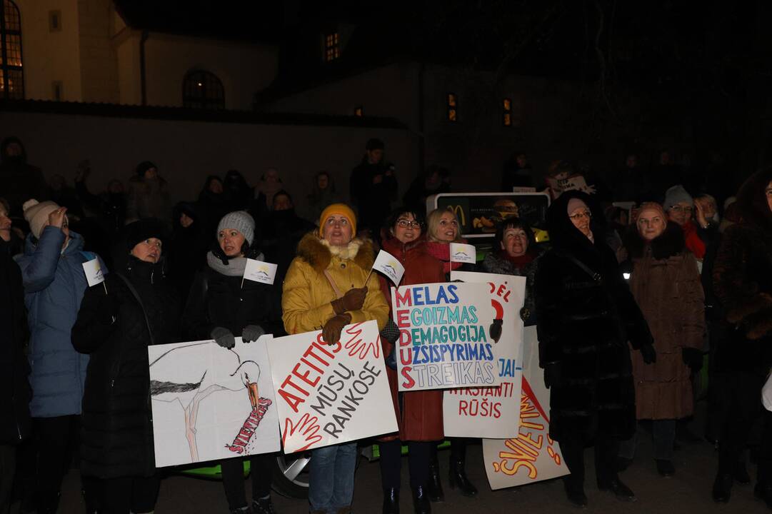 Prie ŠMM susirinko protestuojantys mokytojai