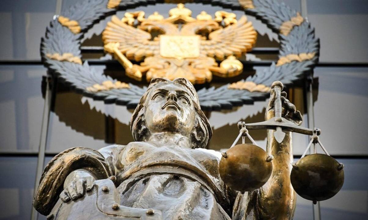 Rusijoje teismas skyrė laisvės atėmimo bausmę moteriai, segėjusiai vaivorykštės spalvų auskarus