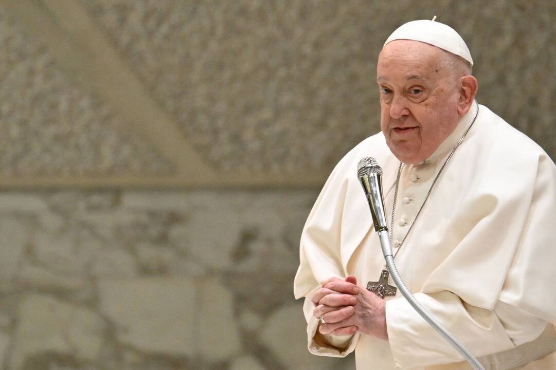 Vatikanas: plaučių uždegimu sergantį popiežių ištiko kvėpavimo krizė