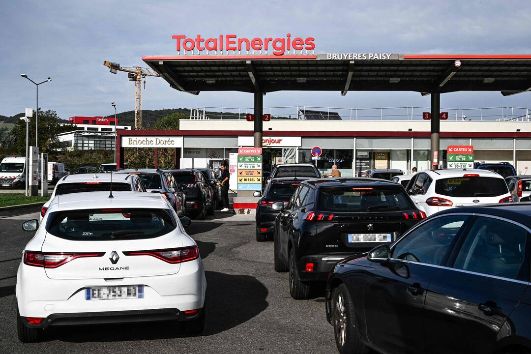 Prancūzijoje toliau streikuojant naftos perdirbėjams, degalinėse trūksta benzino