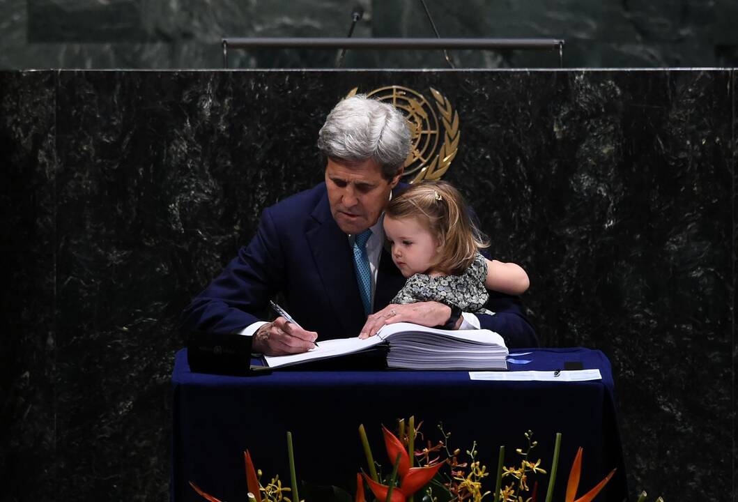 Už JAV pasaulinę klimato sutartį pasirašė valstybės sekretorius J. Kerry