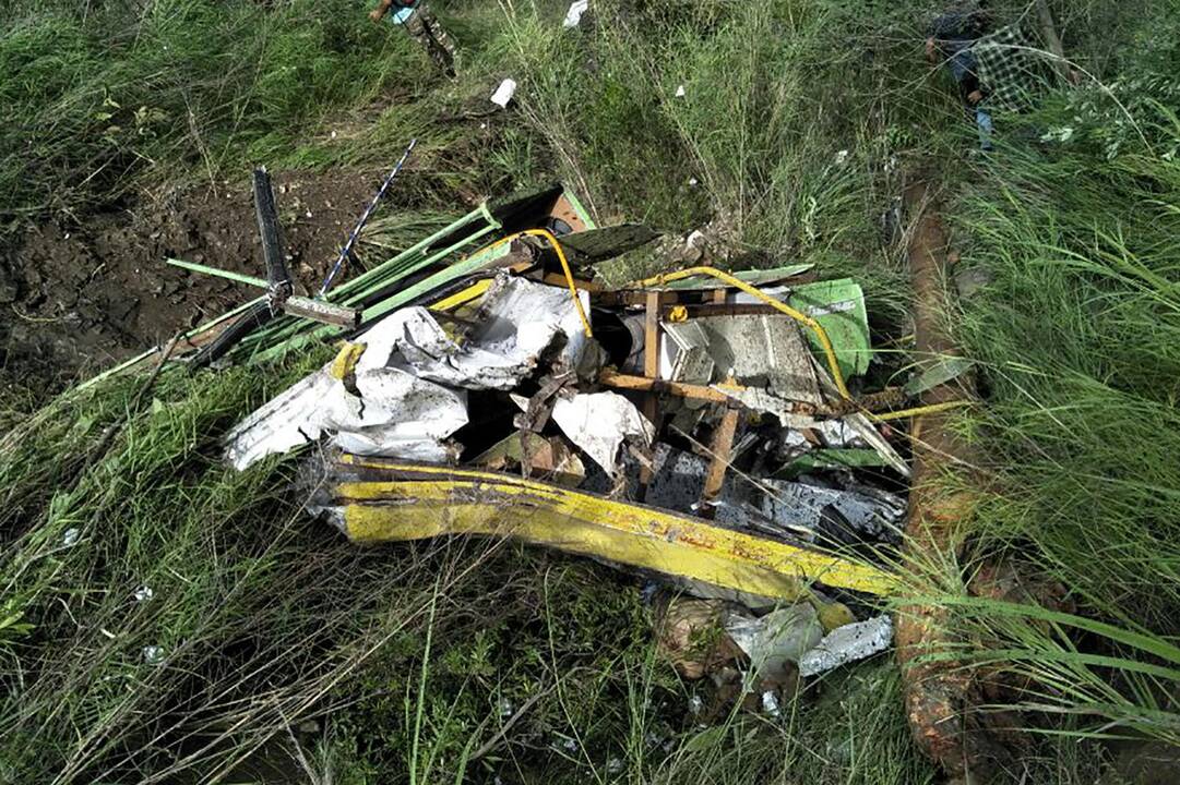 Į tarpeklį Indijoje įkritus keleiviniam autobusui žuvo 28 žmonės