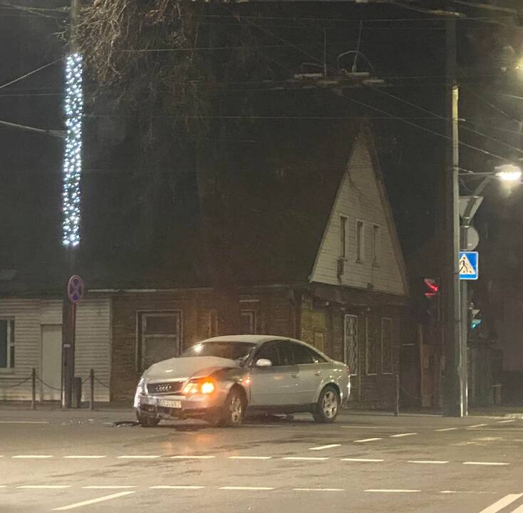 Savanorių pr. ir Utenos gatvės sankryžoje susidūrė „Audi“ ir „Volkswagen Passat“