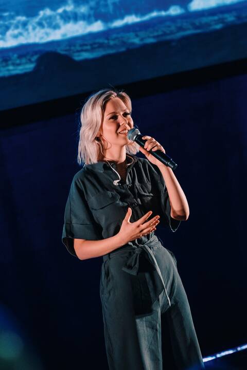 M. Linkytė draugams pristatė klipą „All Alone“ 