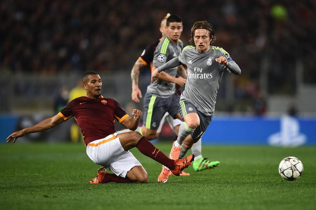 UEFA Čempionų lygos turnyro aštuntfinalyje pergales iškovojo svečiai