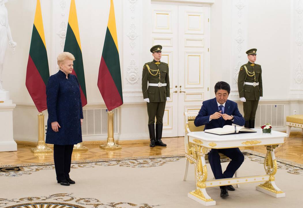 Prezidentė susitiko su Japonijos premjeru