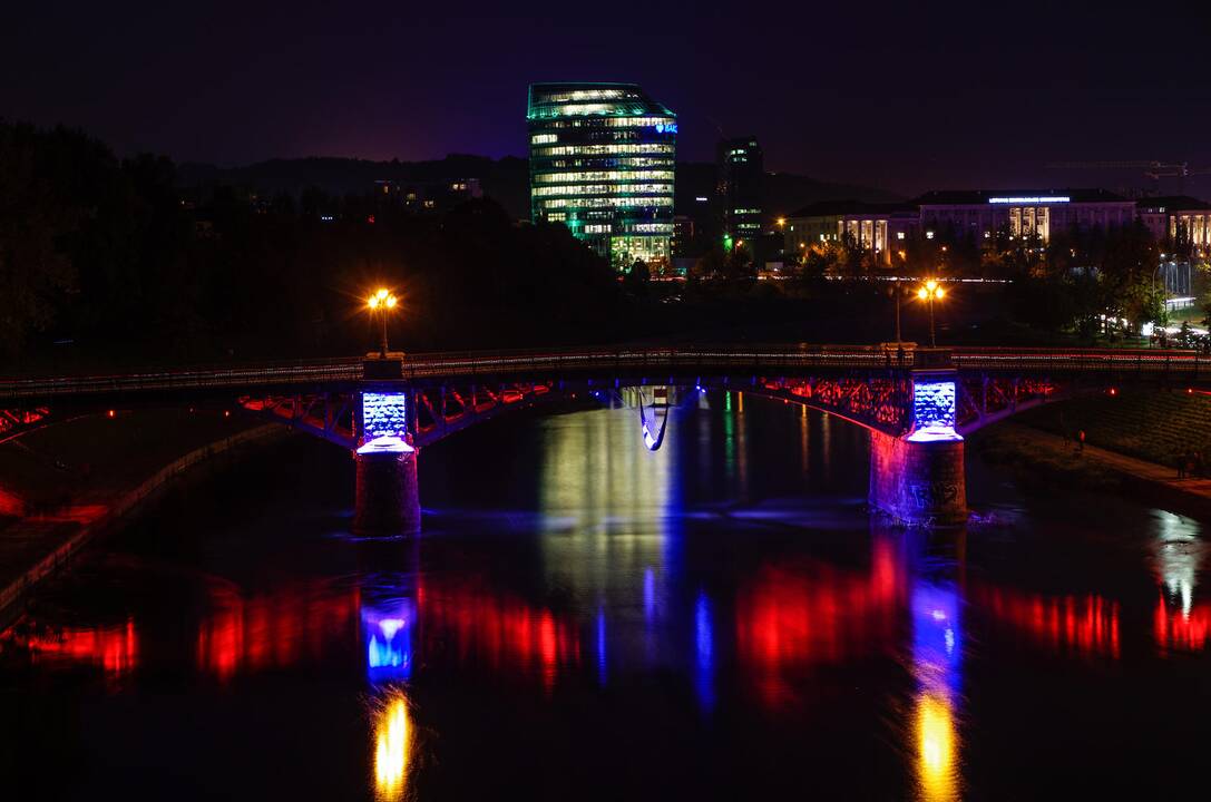 Vilniuje moderniai apšviesti Žvėryno ir Geležinio vilko tiltai