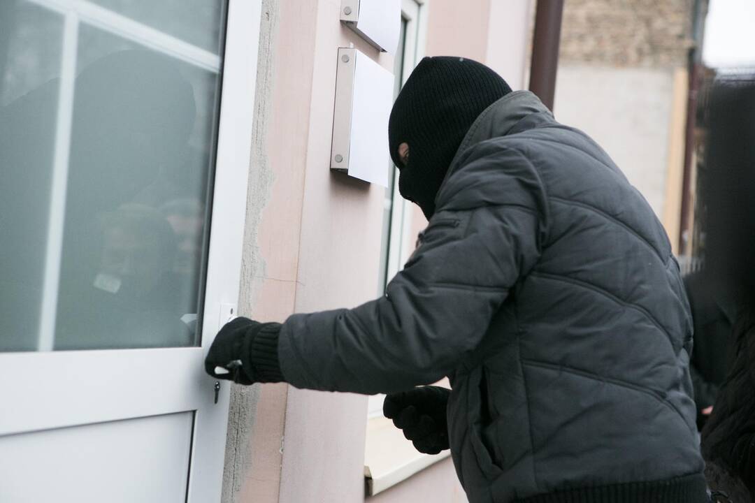 Už 13 vagysčių nuteisto jaunuolio laukia naujas teismas