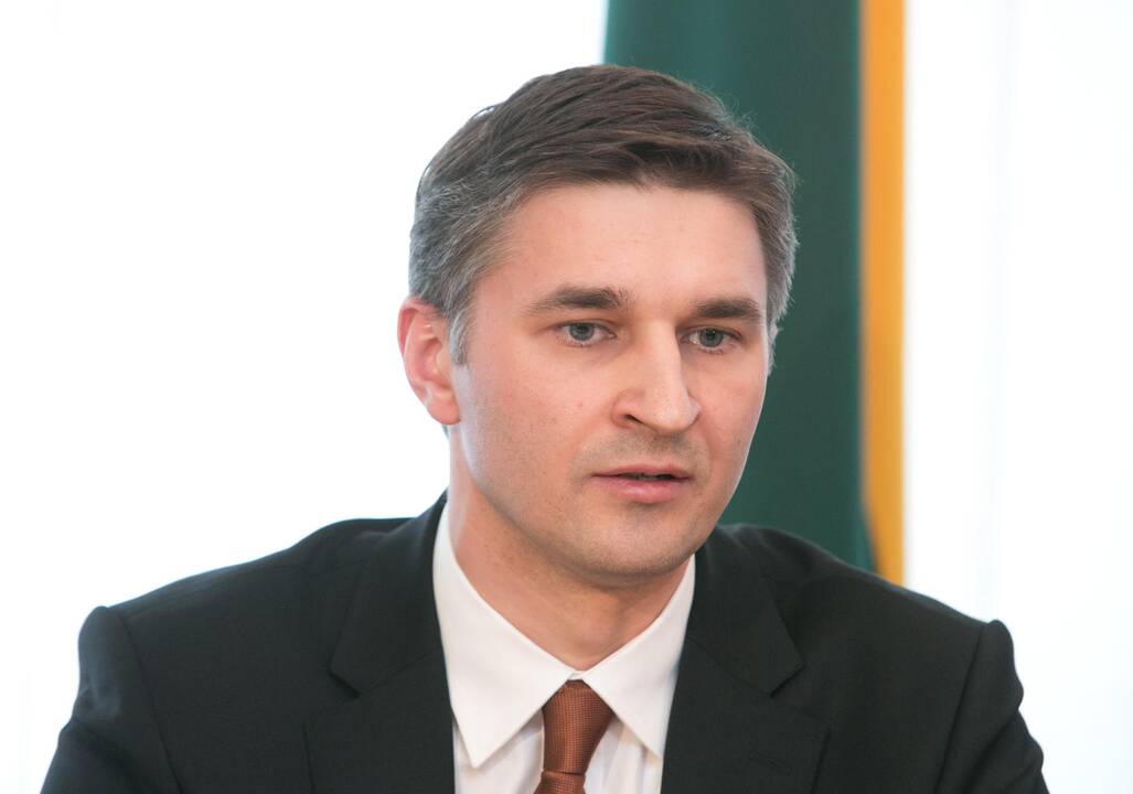 Ministras: „Gazprom“ kol kas nenusiteikęs mažinti dujų kainos