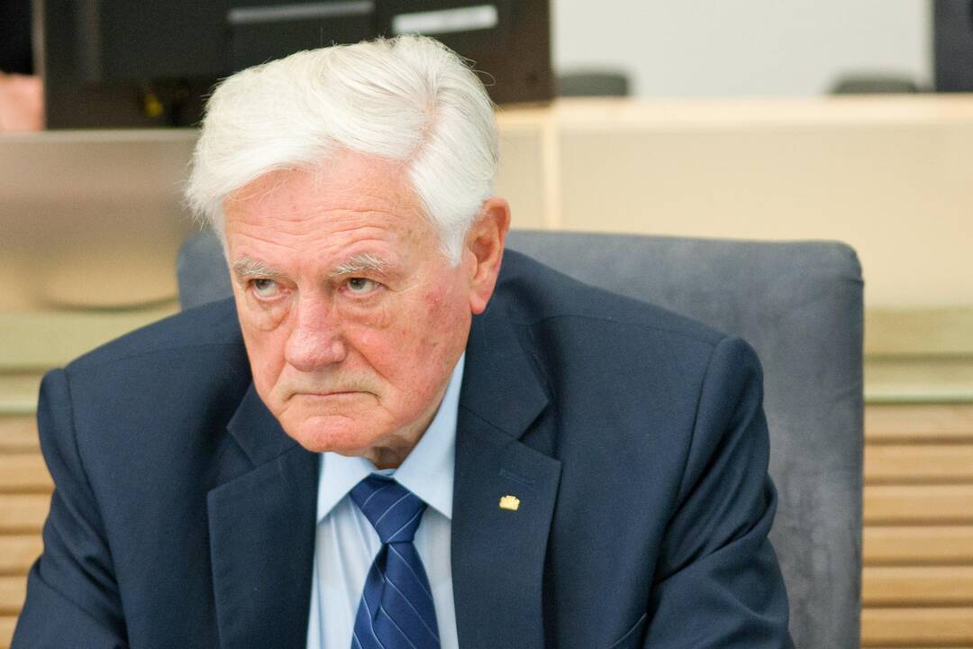 V. Adamkus paguldytas į ligoninę 