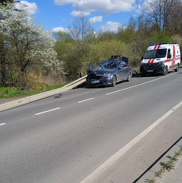 Sargėnuose automobilis „Mercedes-Benz“ rėžėsi į kelio atitvarus
