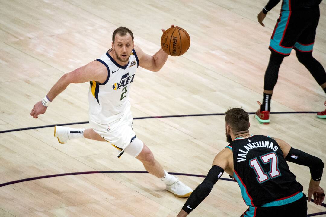 J. Valančiūnas pratęsė savo galingą seriją, bet grizliai krito NBA lyderių tvirtovėje