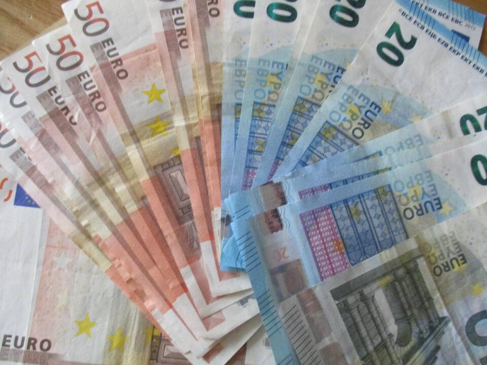 Lietuva pasiskolino už neigiamas palūkanas