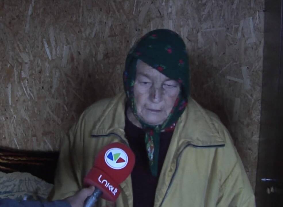 Akmenės rajone plėšikai moterį mušė lazdomis, subadė ir grasino sudeginti