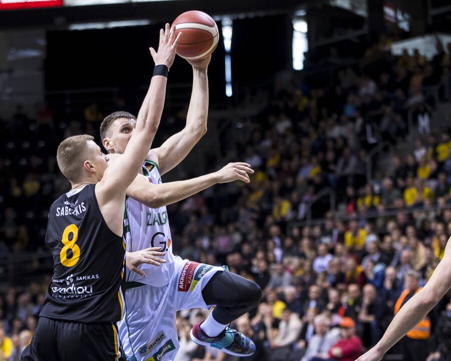 „Žalgiris“ tik po pratęsimo įveikė šiauliečius ir žengė antrąjį žingsnį link bronzos