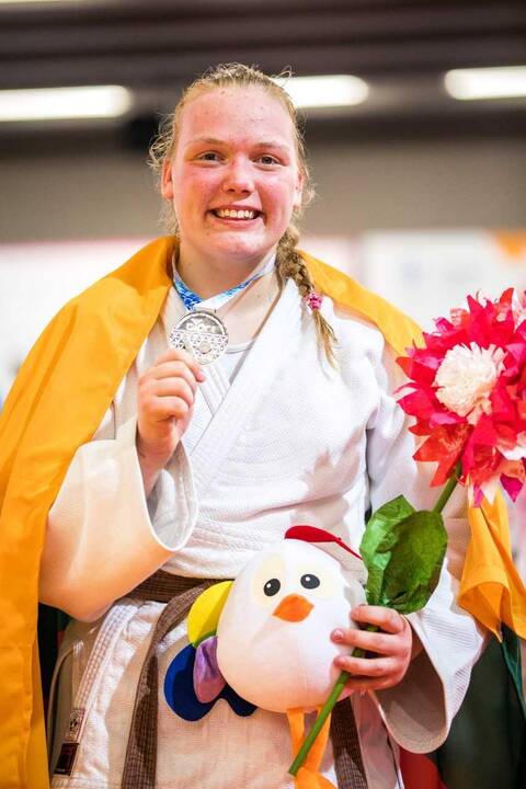 Justina Kmieliauskaitė (viduryje)