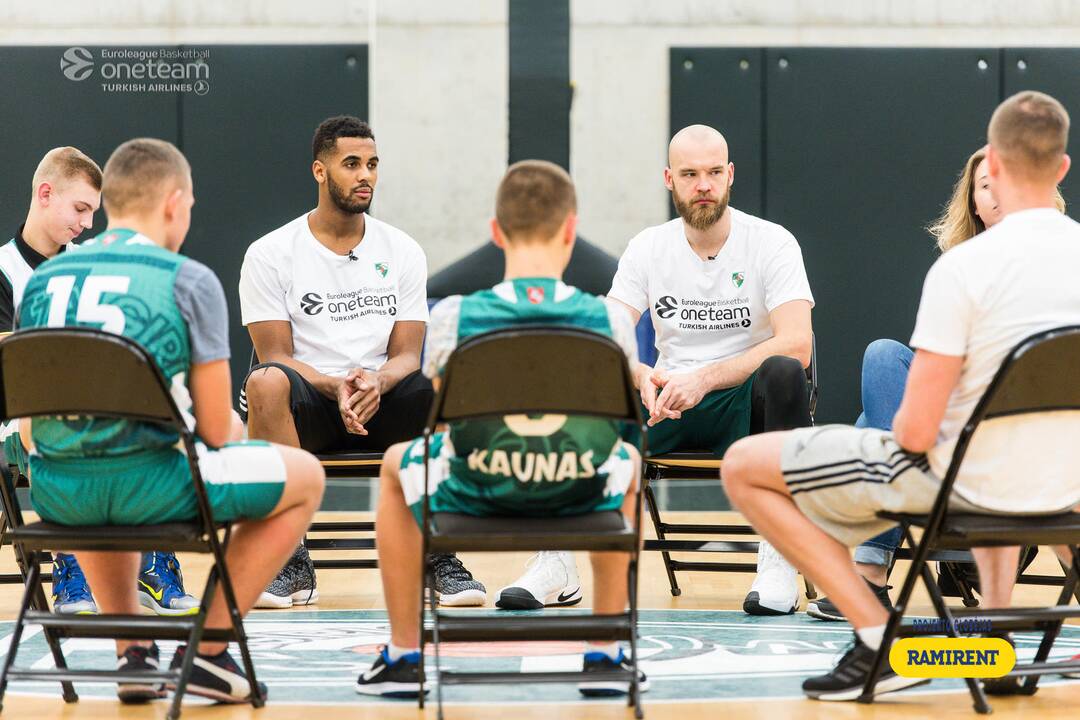 „One Team“ – A. Kavaliausko ir B. Davieso pasakojimai