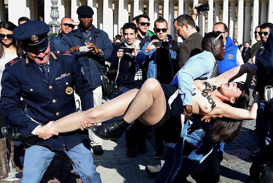 Popiežius tapo „Femen“ protesto Šv.Petro aikštėje taikiniu