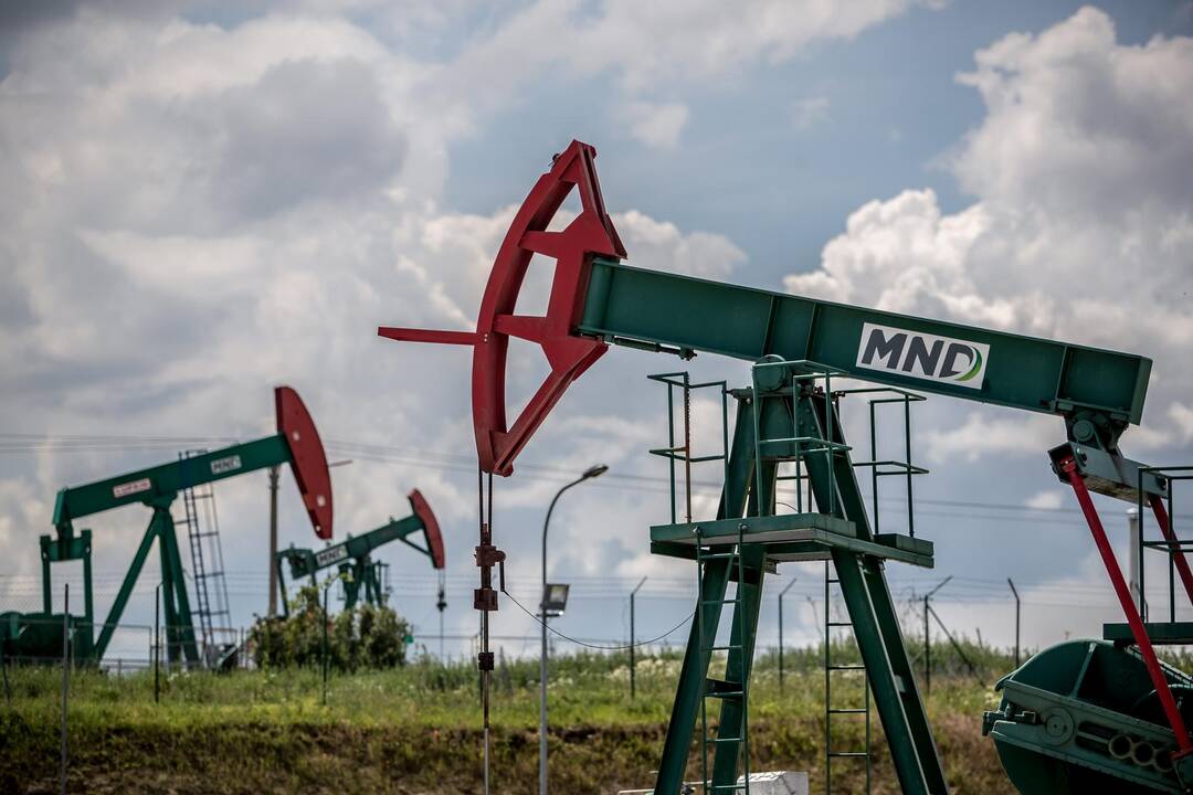 „West Texas Intermediate“ naftos kaina krito žemiau 21 dolerio už barelį