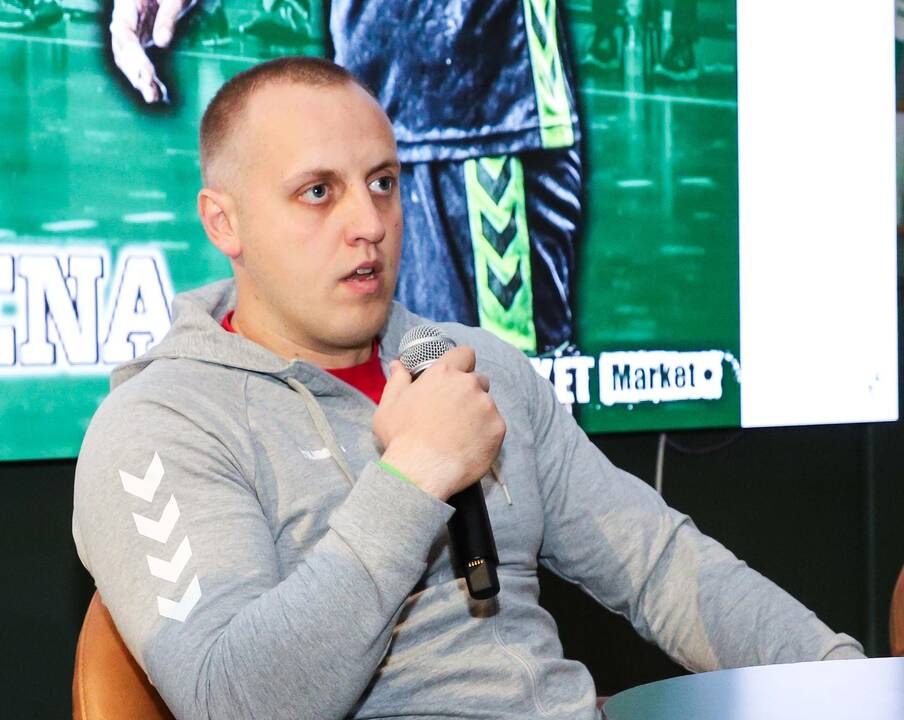 Karolis Kaladinskas (viduryje)