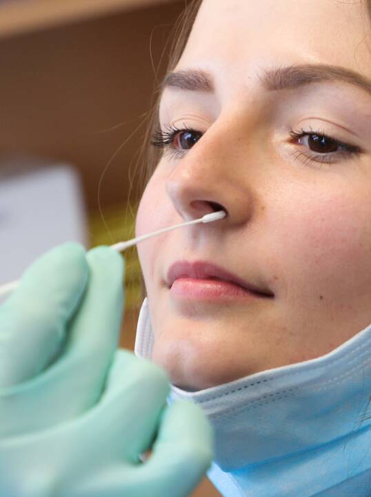 Latvijoje visiems atvykstantiems į medicinos įstaigas reikės testuotis dėl COVID-19