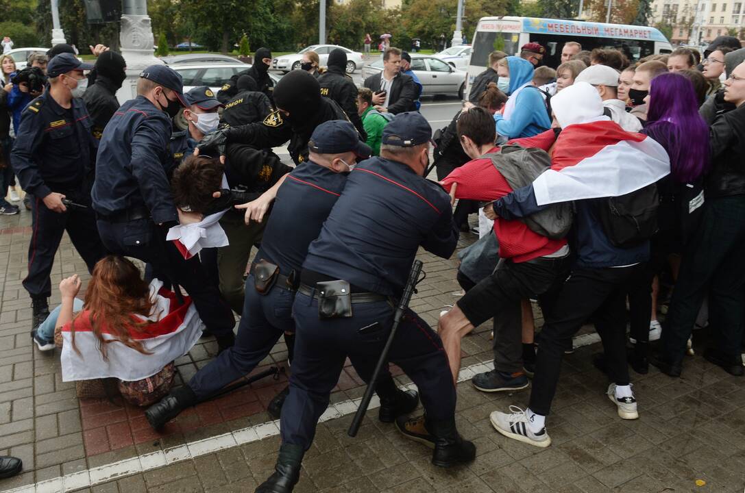 Baltarusijos milicija grasina panaudoti prieš protestuotojus kovinius šaudmenis