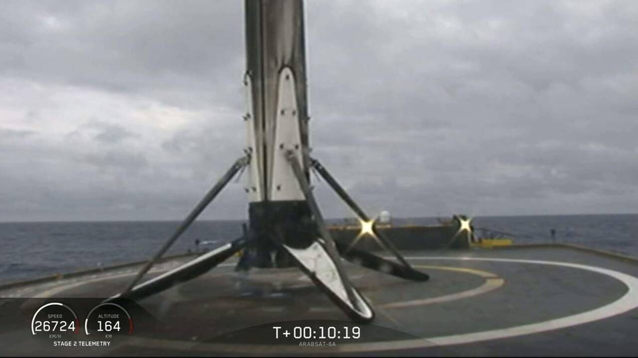 JAV: raketos „Falcon Heavy“ pirmoji pakopa įkrito į vandenyną ją transportuojant