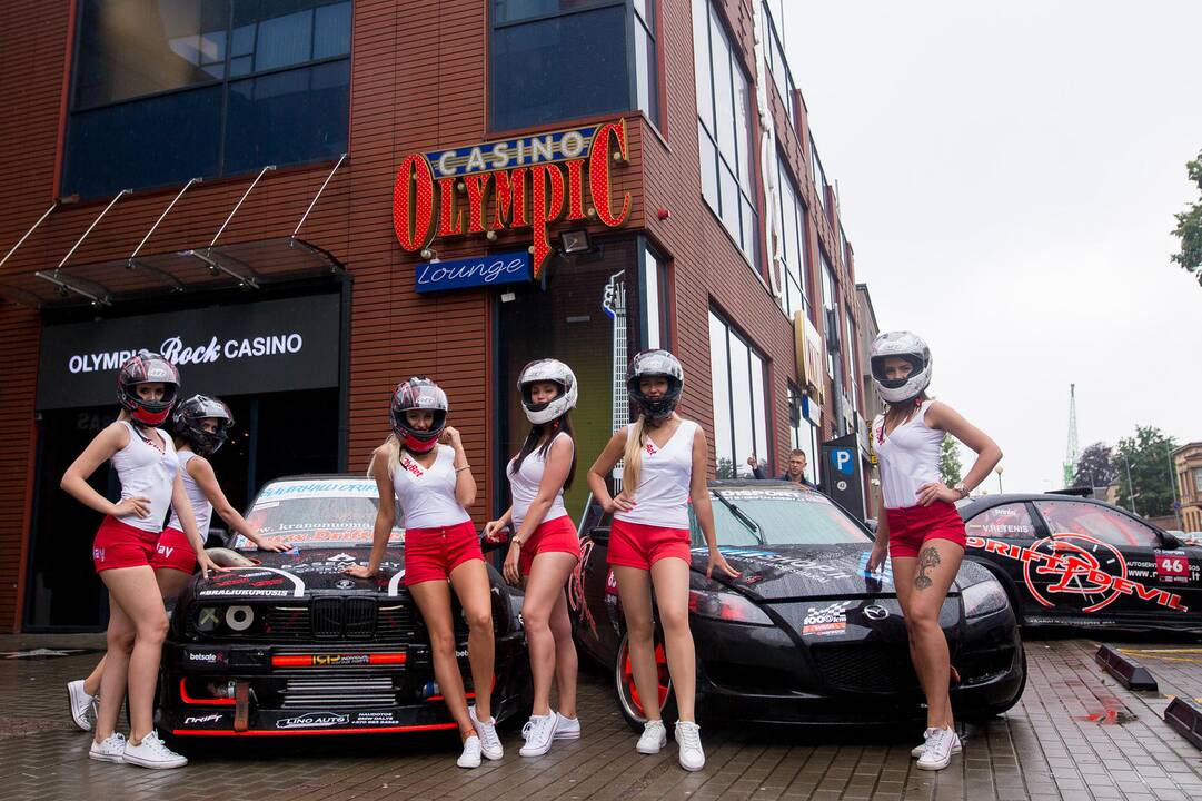 Pretendentės į „Miss Racing" karūną