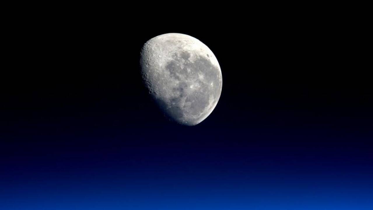 NASA skelbia atradusi antrą Žemės palydovą: ką apie tai mano Lietuvos mokslininkai