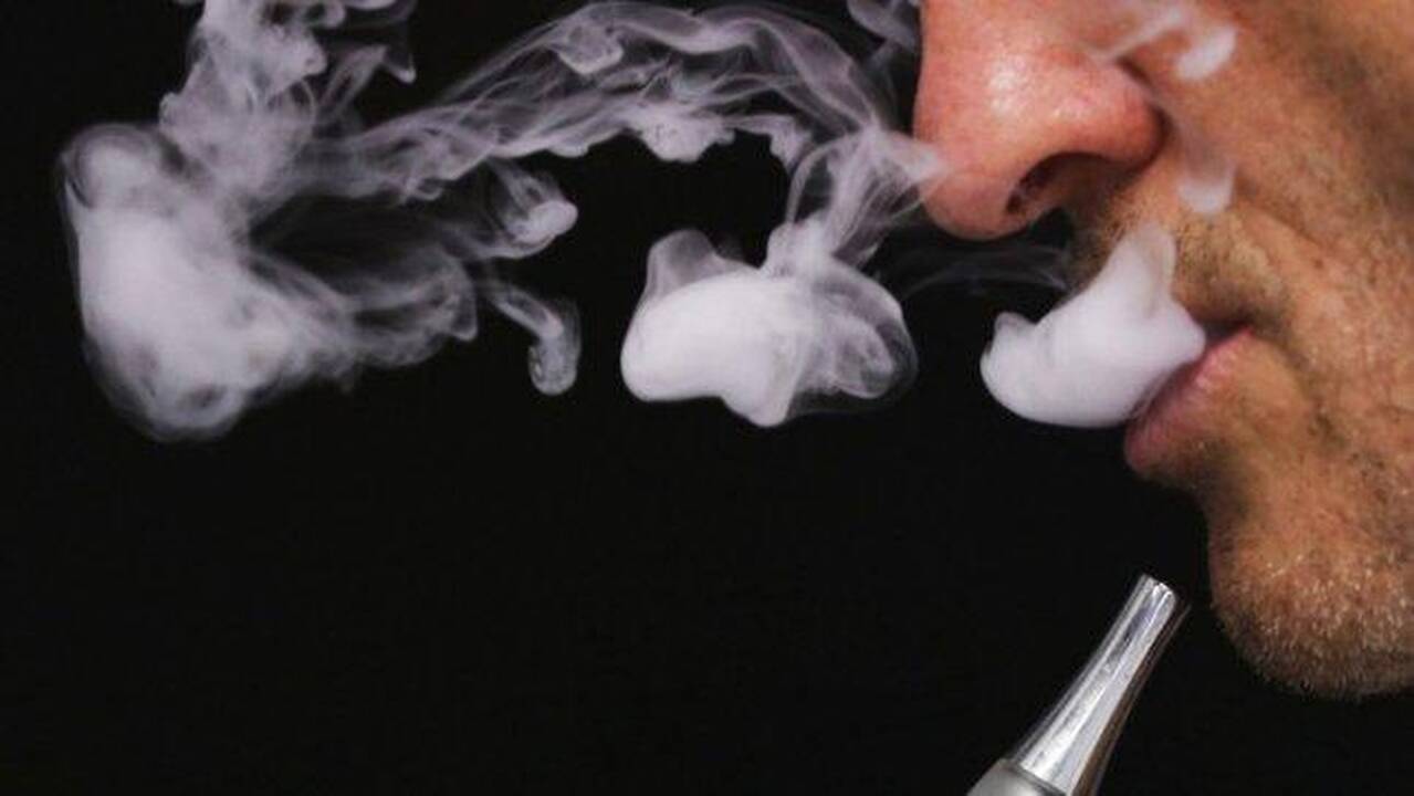 Seimas apribojo elektroninių cigarečių rūkymą Lietuvoje