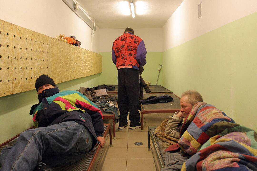 Nakvynės namų gyventojui sulaužė šonkaulį