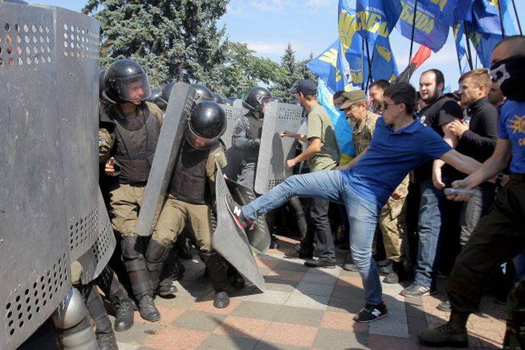 Ukraina sunkiai atsigauna po pirmadienio neramumų