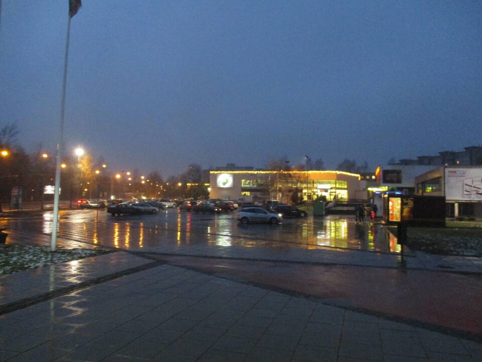 Naktį eismo sąlygas sunkins šlapdriba, plikledis ir rūkas