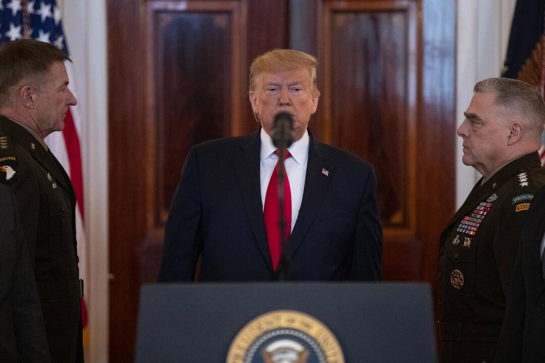 D. Trumpas pažadėjo naujų sankcijų Iranui, bet karinio atsako neminėjo 