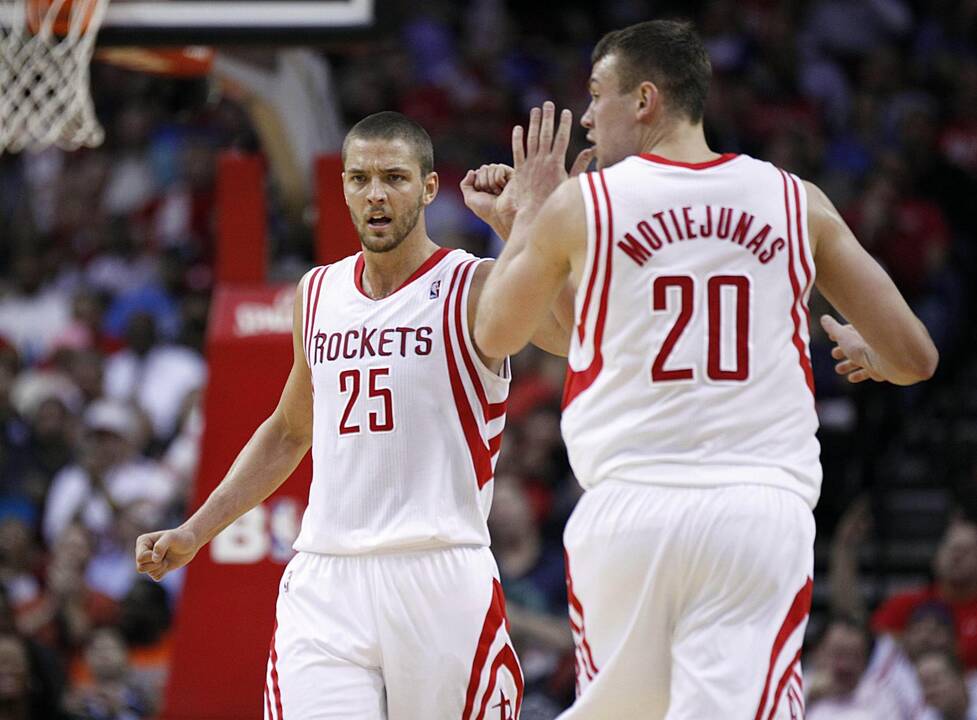 D.Motiejūnas solidžiai prisidėjo prie 8-osios iš eilės Hjustono ekipos pergalės NBA