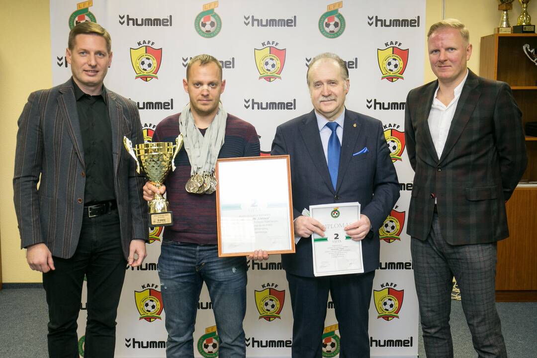 Geriausio Kauno apskrities futbolininko prizą atsiėmė "Stumbro" gynėjas R.Sadauskas (viduryje).