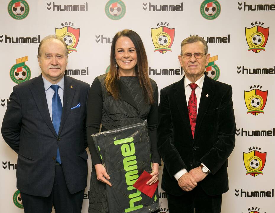Geriausio Kauno apskrities futbolininko prizą atsiėmė "Stumbro" gynėjas R.Sadauskas (viduryje).