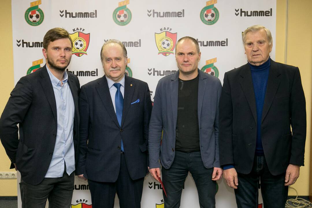 Geriausio Kauno apskrities futbolininko prizą atsiėmė "Stumbro" gynėjas R.Sadauskas (viduryje).