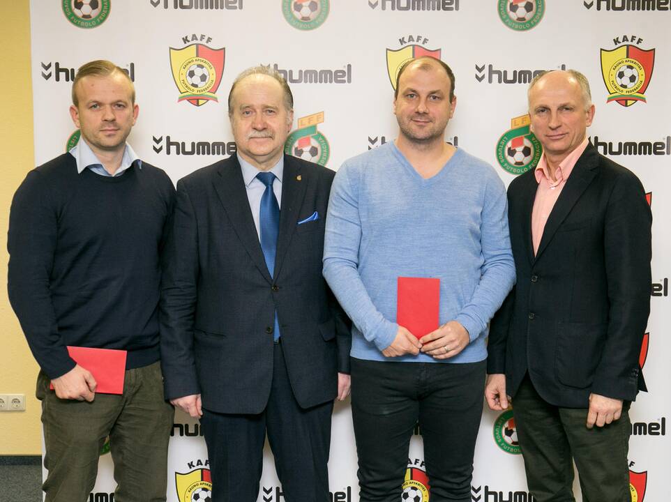 Geriausio Kauno apskrities futbolininko prizą atsiėmė "Stumbro" gynėjas R.Sadauskas (viduryje).