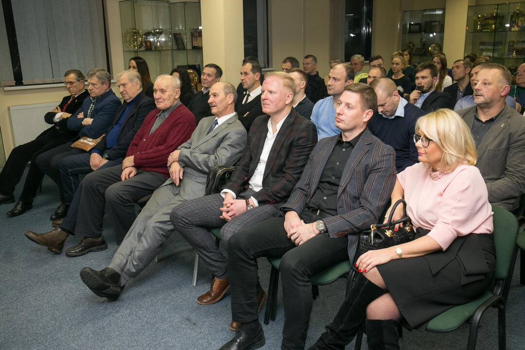 Geriausio Kauno apskrities futbolininko prizą atsiėmė "Stumbro" gynėjas R.Sadauskas (viduryje).