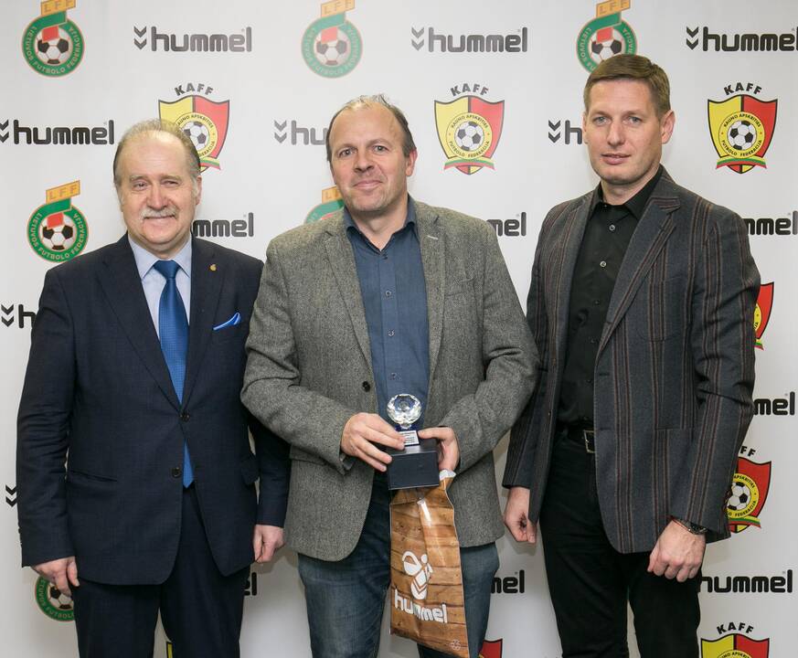 Geriausio Kauno apskrities futbolininko prizą atsiėmė "Stumbro" gynėjas R.Sadauskas (viduryje).
