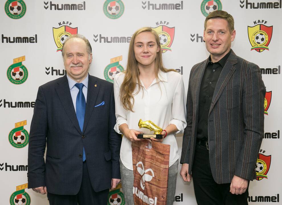 Geriausio Kauno apskrities futbolininko prizą atsiėmė "Stumbro" gynėjas R.Sadauskas (viduryje).