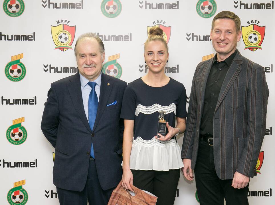 Geriausio Kauno apskrities futbolininko prizą atsiėmė "Stumbro" gynėjas R.Sadauskas (viduryje).
