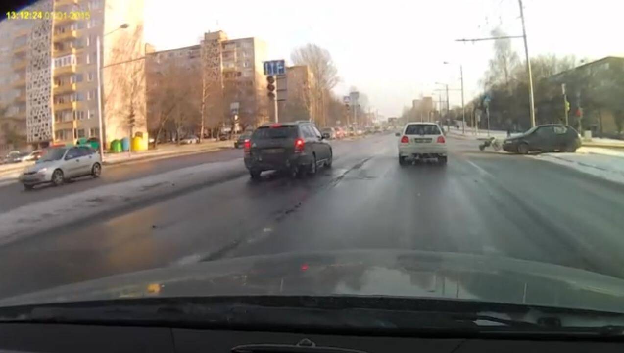Beprotiškų manevrų aukos – šviesoforas ir kelio ženklai