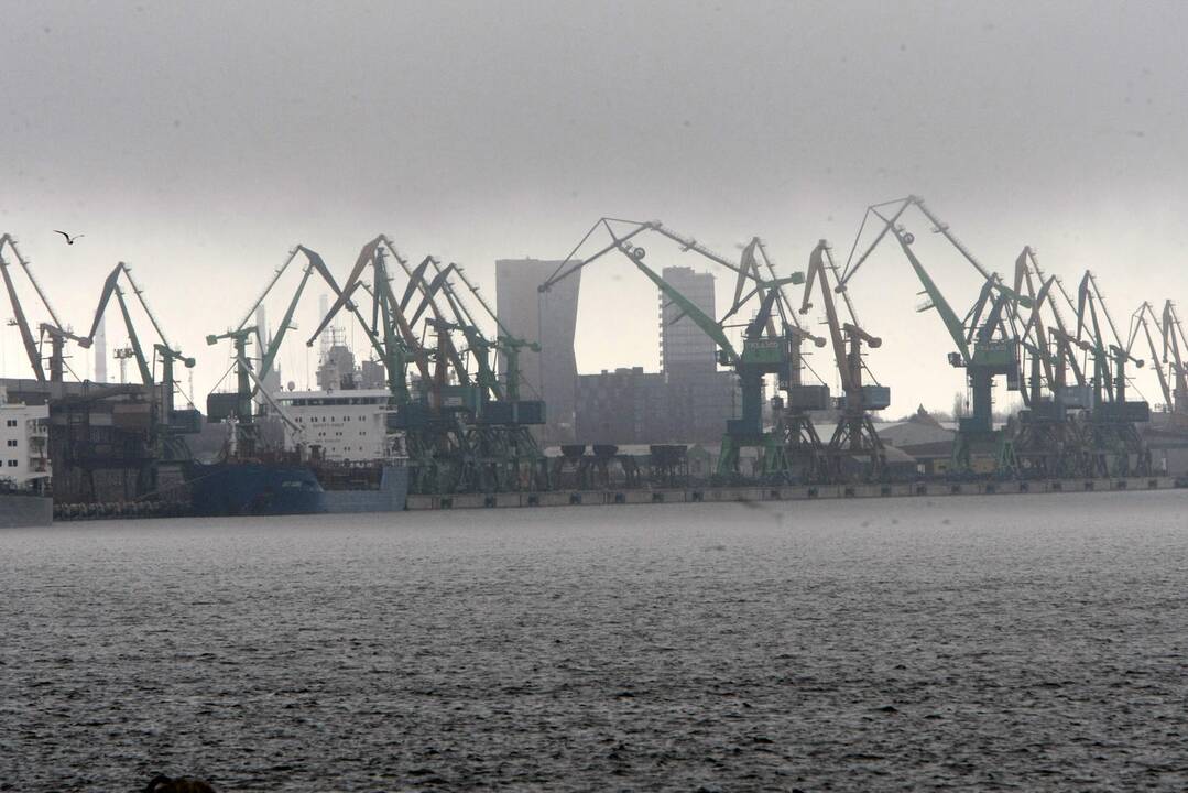 Uoste dėl stipraus vėjo ribojama laivyba