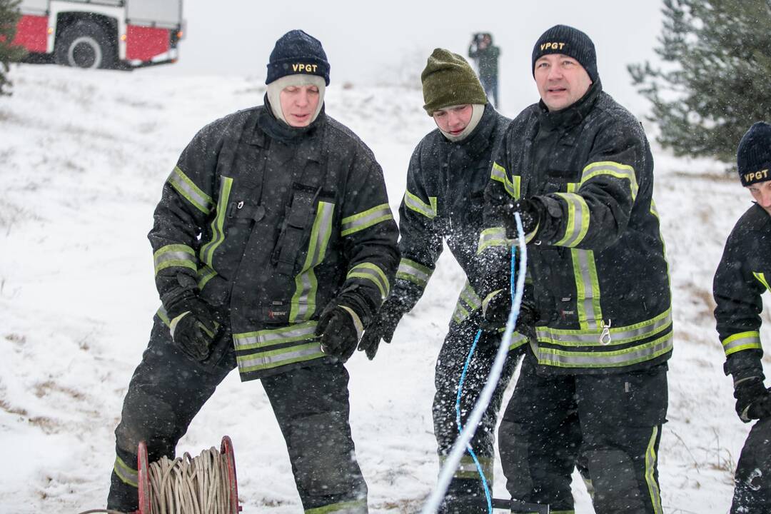 Ugniagesių pratybos – gelbėjimo darbai ant ledo