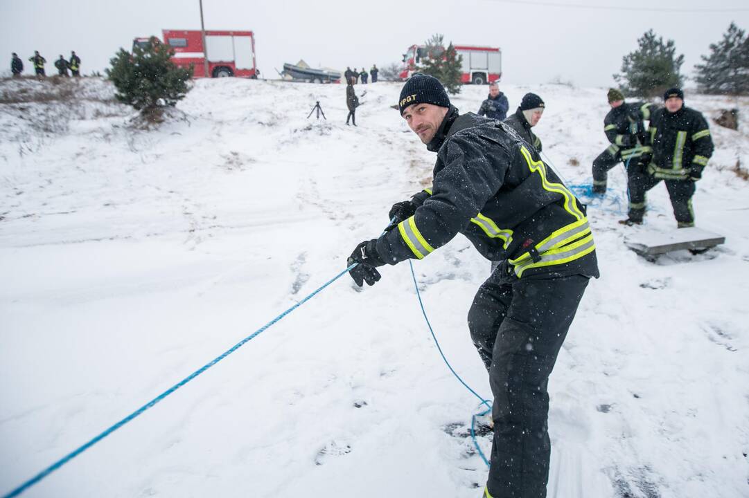 Ugniagesių pratybos – gelbėjimo darbai ant ledo