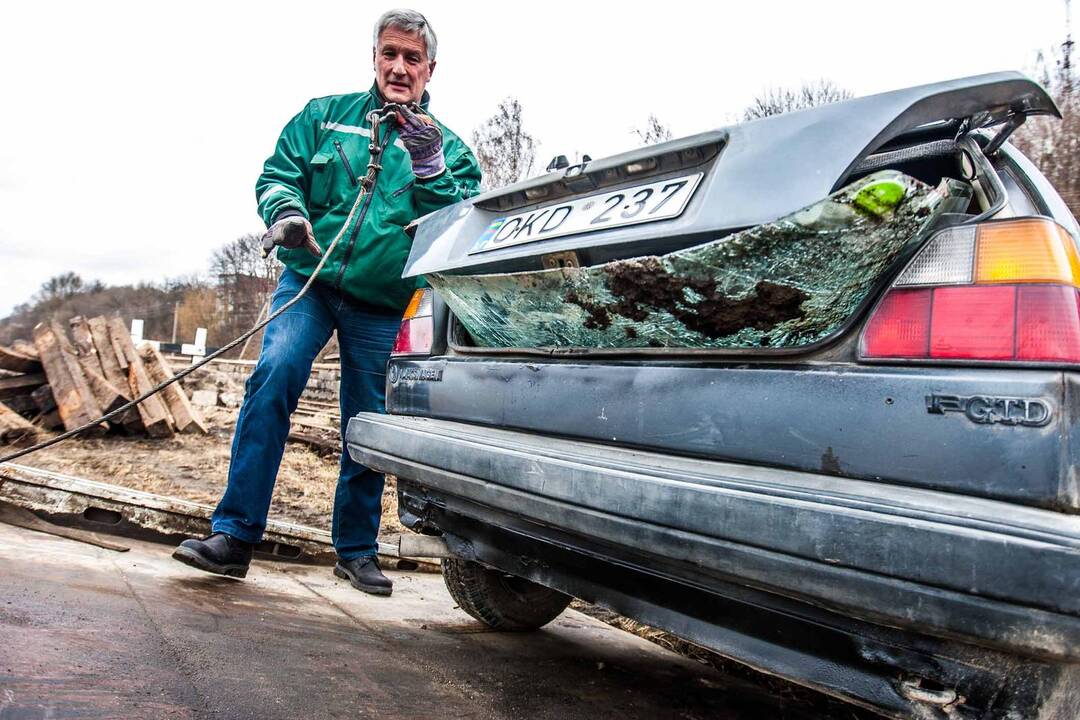 Ant bėgių nuvirto automobilis