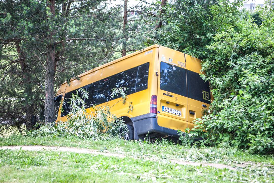 Šilainiuose nuo skardžio nuvažiavo maršrutinis autobusas